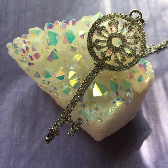 🆕🗝Rhinestone Skeleton Key Necklace🗝 - Picture 9 of 11